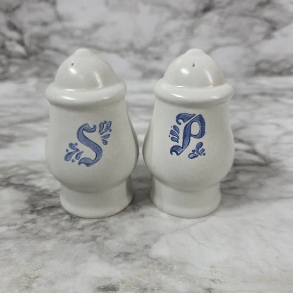 Vintage Pfaltzgraff Yorktowne Salt and Pepper Shaker Set, With Stoppers EUC